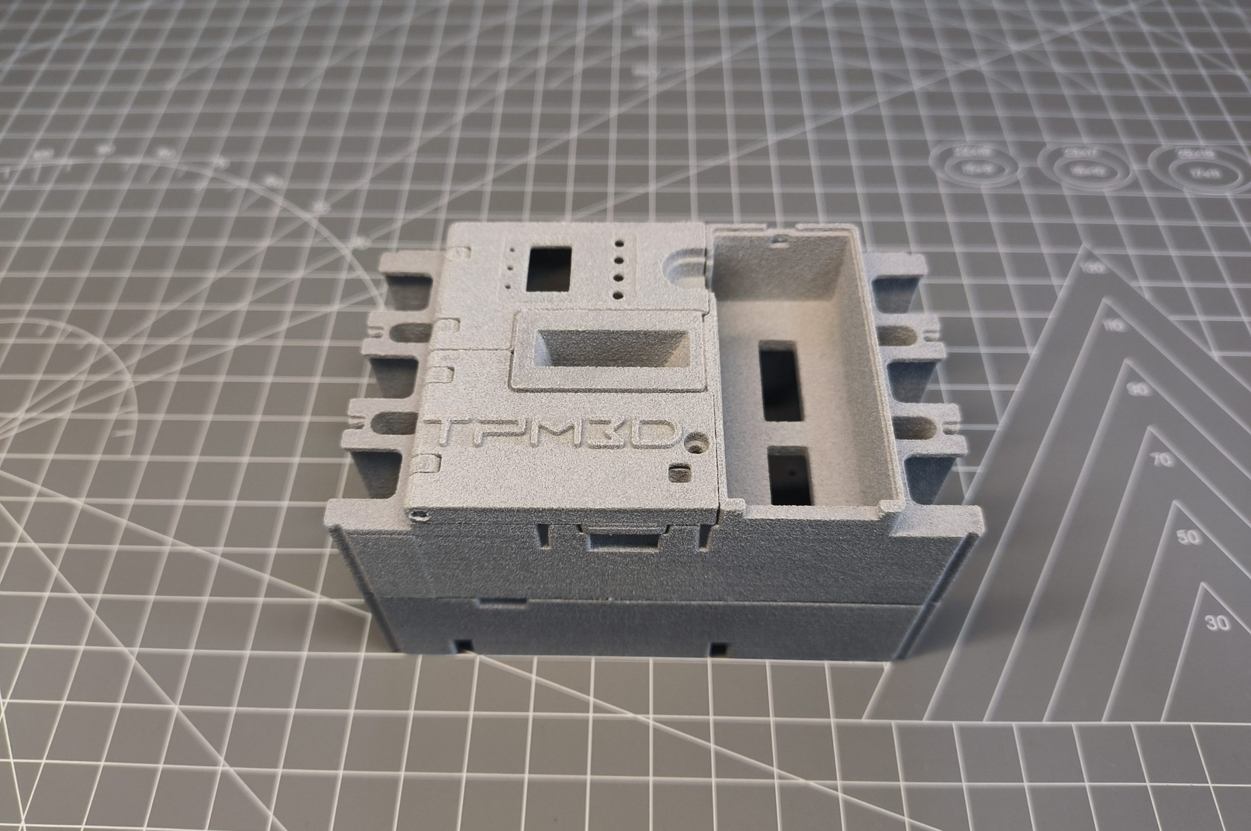 3D printed flame-retardant molded case circuit breaker