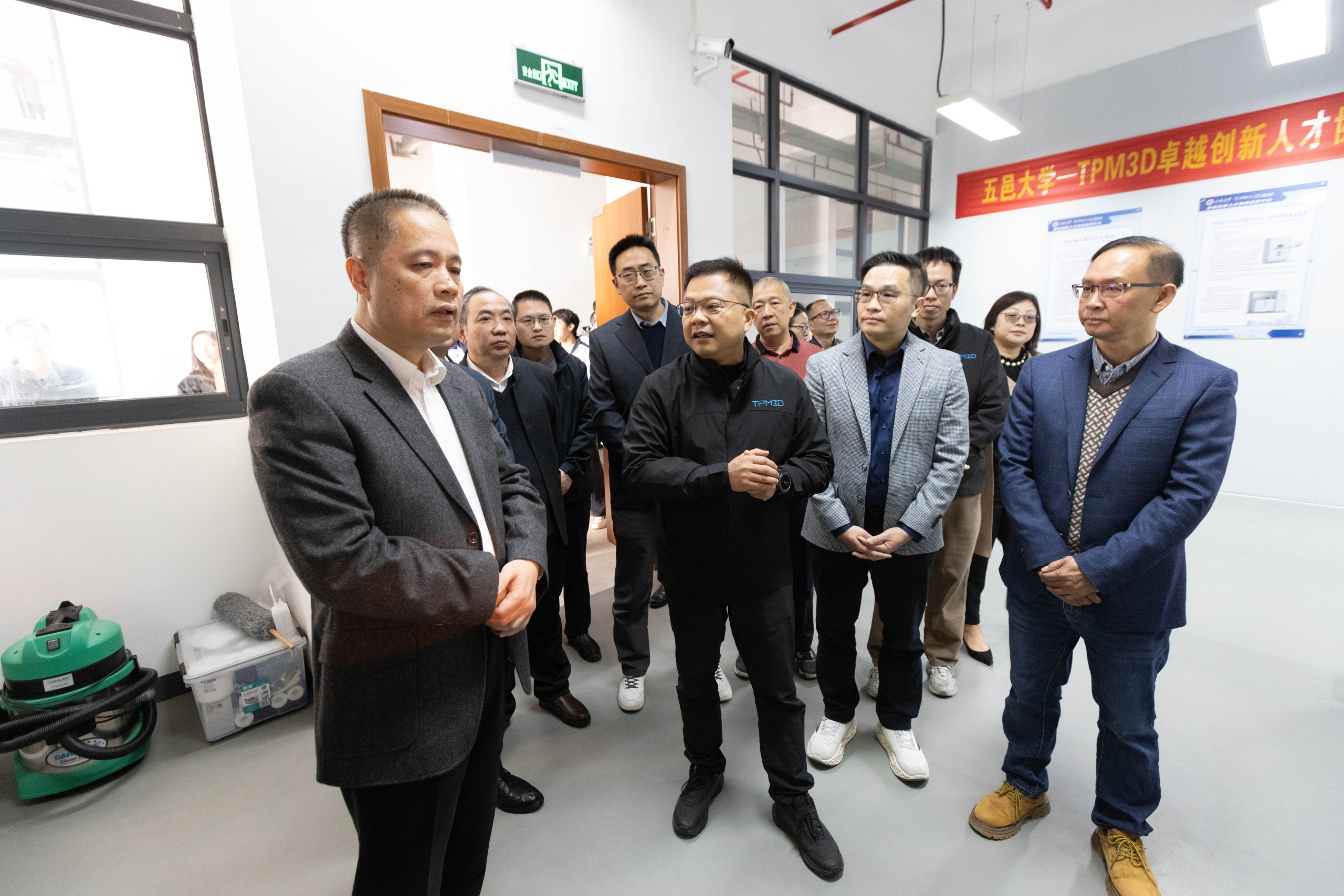 五邑大學黨委副書記、校長彭志平視察卓越創新人才協同培養中心